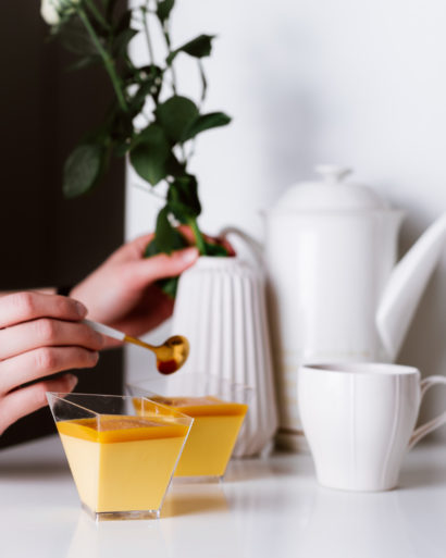 Mangų „Panna cotta“ su pasiflorais