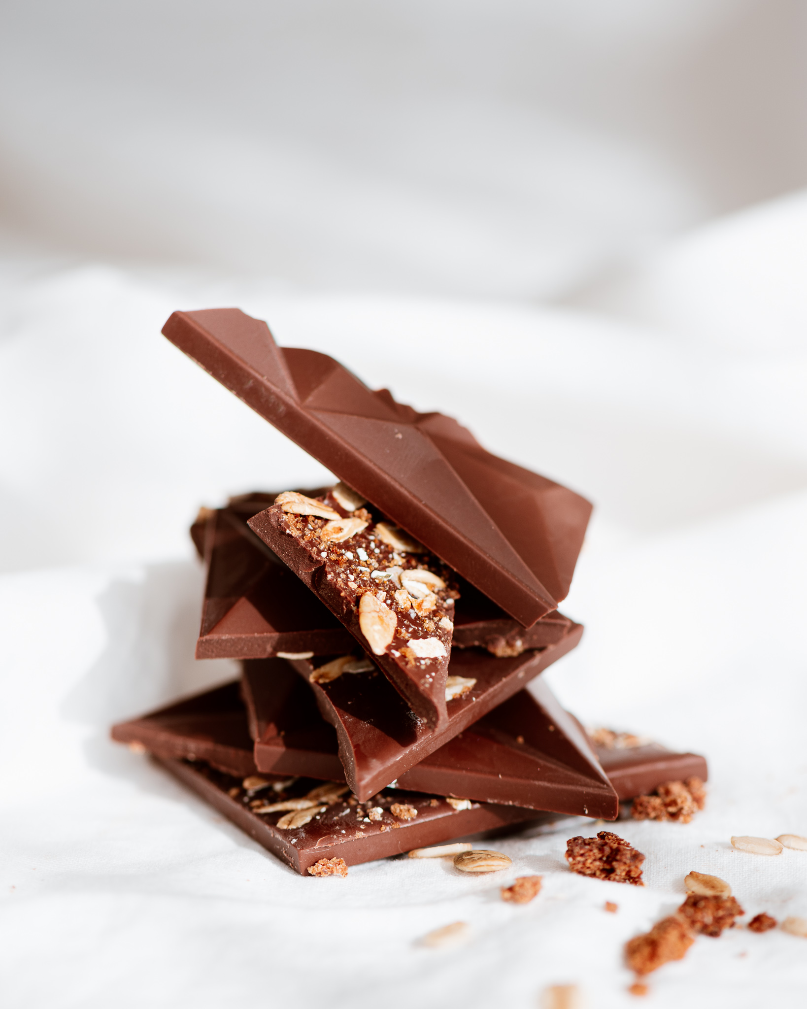 Tamsus pieninis šokoladas su duonos granola
