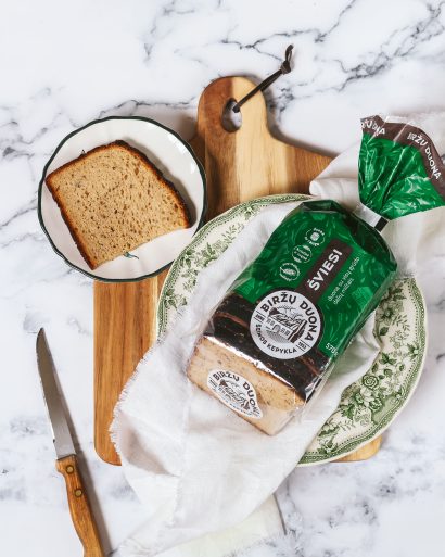 Šviesi duona su visų grūdo dalių miltais