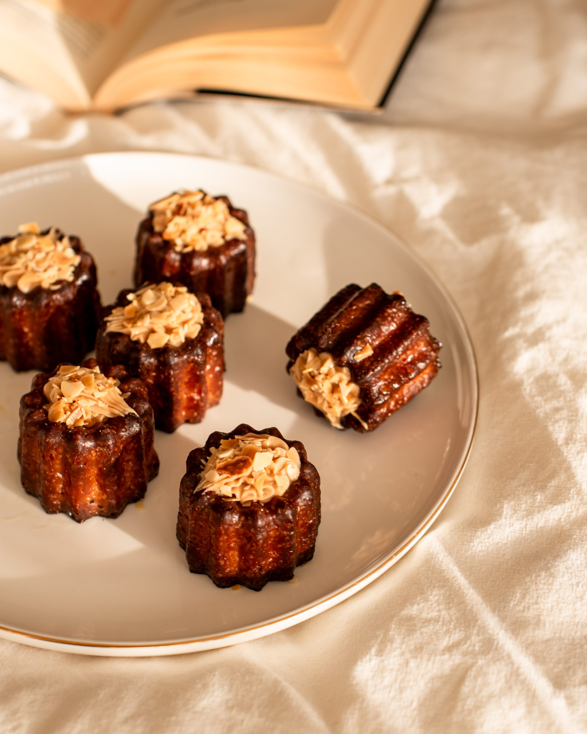 Kanelės su lazdyno riešutų įdaru