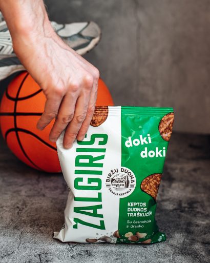 „Doki Doki Žalgiris“ keptos duonos traškučiai su česnaku ir druska